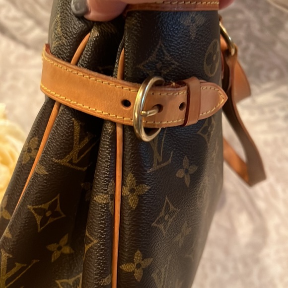 Louis Vuitton authentic Beautiful Good used condition 15x10x5”9.5”drop straps - Picture 14 of 16